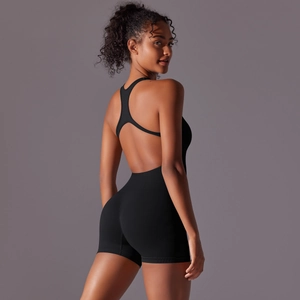 Détail du body de yoga sans couture noir avec dos ouvert et bretelles croisées sportives