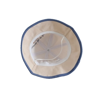 Chapeau bob en coton bleu et beige pour enfants avec protection solaire et cordon coupe-vent
