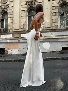Détail du dos nu avec trois brides horizontales sur une robe dos nu en satin blanc élégante