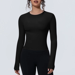 Détail du haut de sport noir ajusté avec tissu doux et manches longues pour yoga et fitness