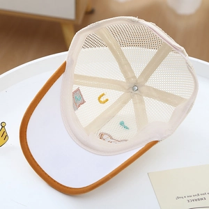 Dettaglio del cappellino estivo in rete per bambini con tessuto traspirante e ricami
