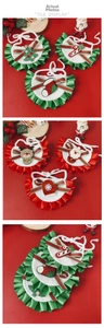 Gros plan de bavoirs de Noël tricotés pour animaux avec motifs sur fond rouge