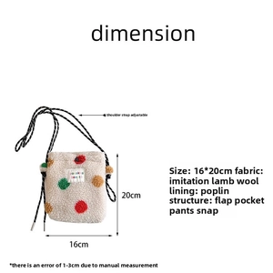 Détail du sac à bandoulière en peluche à pois arc-en-ciel avec dimensions et bouton pression