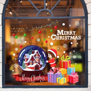 Détail d'autocollants de Noël colorés avec personnages de dessins animés et flocons
