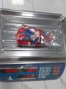 Detailed scale view of a 50g Independence Day patriotic gnome toy in clear packaging