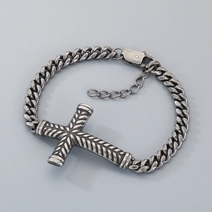 Détail du bracelet croix en argent vintage avec motifs gravés et fermoir mousqueton robuste