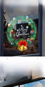 Détail d'un autocollant de fenêtre couronne de Noël avec boules et texte Merry Christmas