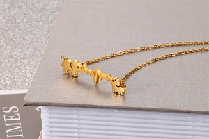 Nahaufnahme der goldenen Edelstahl-Elefanten-Halskette mit Herzschlag-Anhänger
