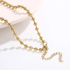 Détail du collier à billes plaqué or 18 carats avec fermoir homard et extension