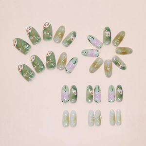 Détail macro de carpes koi peintes à la main et fleurs sur les faux ongles