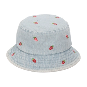 Détail d'un chapeau bob en denim bleu clair pour enfant avec broderie de fraise rouge