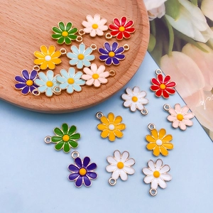 Colorful alloy daisy pendants in multiple colors for DIY jewelry making and keychains