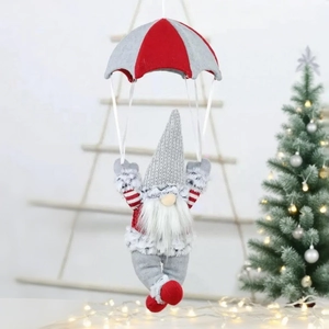 Detail eines hängenden Weihnachts-Wichtel-Fallschirms mit gemütlicher festlicher Beleuchtung