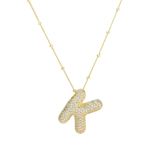 Détail du pendentif lettre K doré avec pavage en zircone cubique et chaîne perlée