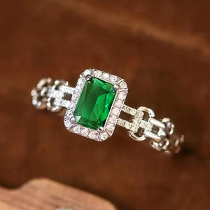 Anello geometrico di lusso in argento con gemma verde taglio smeraldo e zirconi