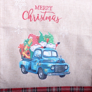Chemin de table de Noël avec camion bleu et gnomes sur tissu en lin à carreaux rouges