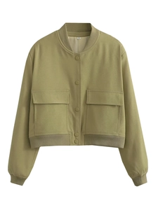 Dettaglio della giacca verde oliva con collo alto e grandi tasche a patta stile utility