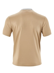 Gros plan sur la texture gaufrée d'un t-shirt homme kaki à manches courtes d'été