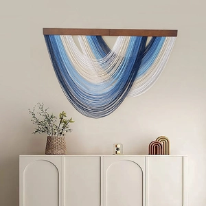 Tenture murale bohème faite main en coton dégradé bleu avec une tige en bois foncé