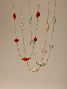 Détail du collier en acier inoxydable plaqué or 18 carats avec pierres en verre colorées