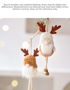 Gros plan de gnomes de renne en peluche avec barbes blanches sur une branche de sapin
