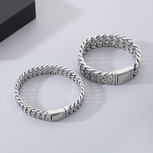 Détail de bracelets à chaîne tissée avec fermoir rectangulaire en acier argenté