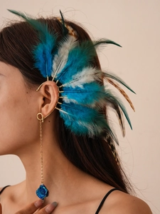 Λεπτομέρεια μποέμ ear cuff με μακριά μπλε και λευκά φτερά και μπλε κρυστάλλινο μενταγιόν