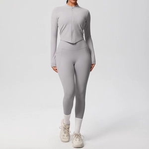 Détail d'un ensemble de yoga gris clair avec veste zippée et legging taille haute