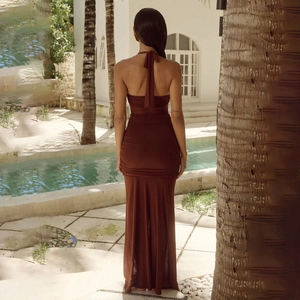 Détail d'une robe maxi marron dos nu avec fronces élégantes et ourlet long tombant au sol
