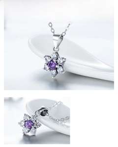 Vue macro du collier fleur en argent S925 serti d'une pierre de zircon violette