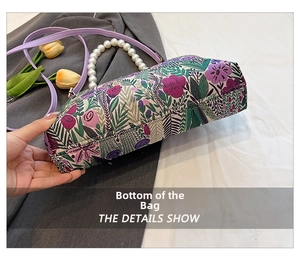 Detailansicht des flachen Bodens und der präzisen Nähte der floralen Handtasche