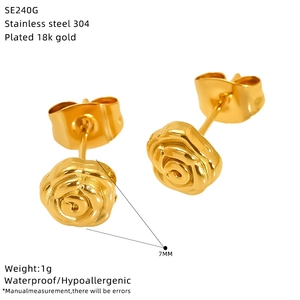 Détails des boucles d'oreilles rose en acier doré 18 carats 7mm avec mesures précises