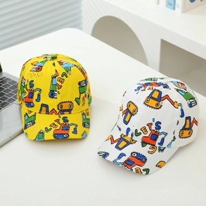 Detailansicht der Kinderkappe mit Bagger-Print auf atmungsaktivem Baumwollstoff-Material
