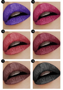 Vista macro di sei tonalità di rossetto liquido glitterato dal viola al nero