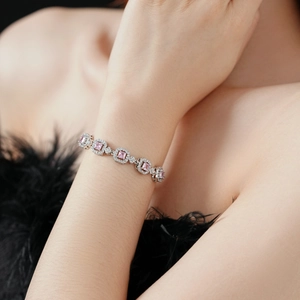 Détail macro d'un bracelet en zircon rose carré avec pavé de diamants sur un poignet