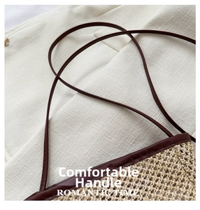 Dettaglio della trama in paglia e dei bordi in pelle marrone di una borsa a tracolla vintage