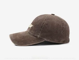 Dettaglio del cappellino da baseball in tela lavata color caffè con ricamo GW 3D