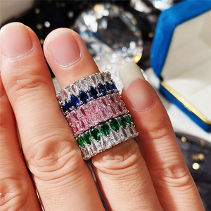 Bague multicouche luxueuse en argent sertie de zircons colorés de taille marquise