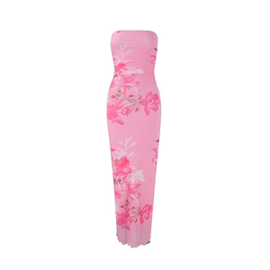 Détail d'une robe longue fleurie rose avec fronces latérales et texture en maille douce