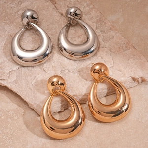 Orecchini geometrici metallici a goccia con finiture lucide in oro e argento
