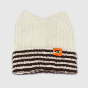 Détail du bonnet en tricot à oreilles de chat avec bordure en fausse fourrure