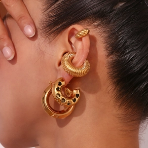 Set chic di orecchini in acciaio placcato oro 18K con cuore traforato e cerchio a spirale