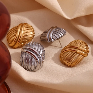 Orecchini a perno ovali vintage placcati oro 18 carati e argento con texture