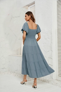 Vue latérale de la robe longue élégante à taille haute avec manches bouffantes et jupe