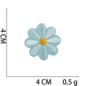 Detail of 4x4cm light blue daisy embroidery patch with size and weight annotations