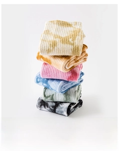 Vertikaler Stapel von sechs bunten Batik-Rippsocken aus hochwertiger Baumwolle