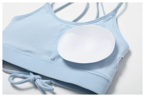 Détail d'un soutien-gorge de yoga bleu clair côtelé avec coussinets et cordon