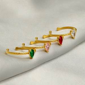 Set di quattro anelli regolabili dorati martellati con zirconi colorati a goccia