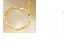 Macro-detail van 18K vergulde titaniumstalen ring met onregelmatig golfontwerp