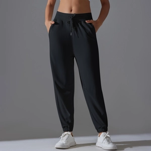 Détail de la taille haute avec cordon de serrage sur un jogging noir respirant